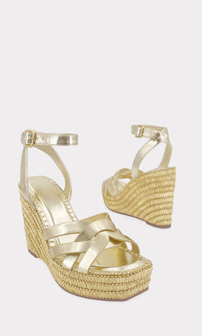 AVELINE SANDALIAS DORADAS DE TACON CORRIDO HECHO EN YUTE DE 10.5 CM CONFECCIONADO EN VINIPIE METALICA Y PULSERA TOBILLERA AJUSTABLE PARA LA PLAYA 