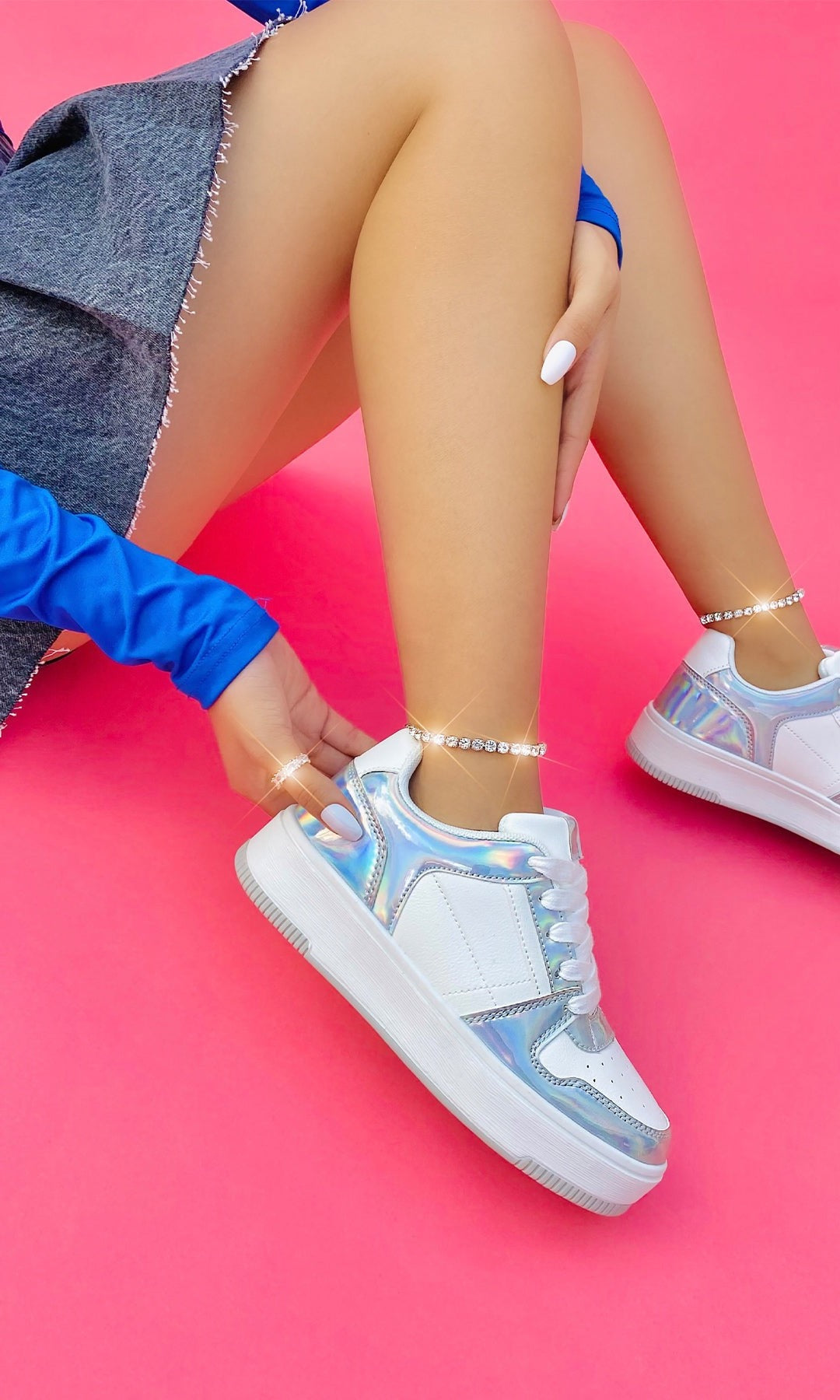 AZURA TENIS DE PLATAFORMA COLOR PLATA HOLOGRAMA PARA USAR CON FALDAS DE MEZCLILLA Y BLUSAS AZULES DE MANGA LARGA