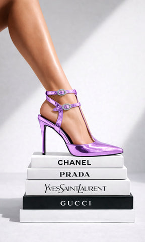 BARBIE MODELO POSA ZAPATILLAS MORADAS DE AGUJA MIENTRAS PISA LIBROS DE MODA EN SESION FOTOGRAFICA Y LUCE FASHION