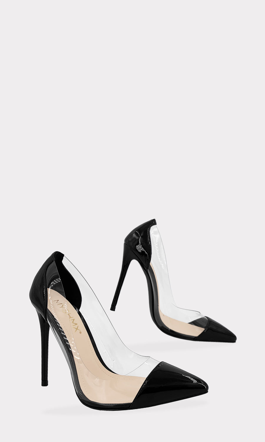 BASIC PUMPS DE CHAROL NEGRO CON TRANSPARENCIAS A LOS COSTADOS Y PUNTA EN PICO PARA LUCIR CON FALDAS CORTAS