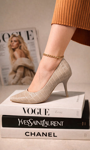 BELIANNE ZAPATO DE TACÓN BAJO COLOR NUDE PARA MUJER EN ACABADO CROC CON PUNTA FINA Y ESTÉTICA ELEGANTE