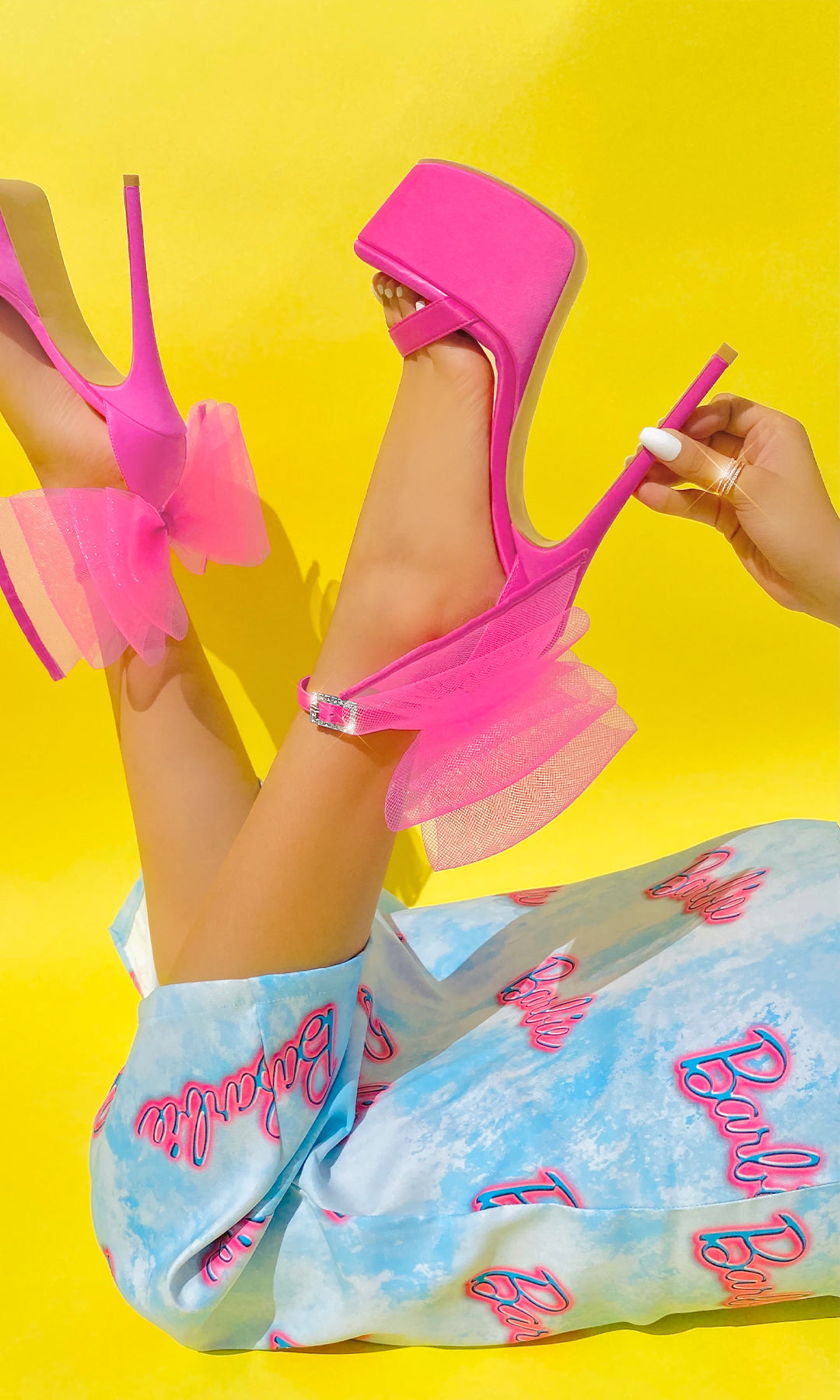 BELLA TACONES ROSAS DE SATIN CON HEBILLA DE BRILLOS EN ANKLE STRAP PARA USAR CON VESTIDOS AZULES DE MODA EN UN LOOK TRENDY