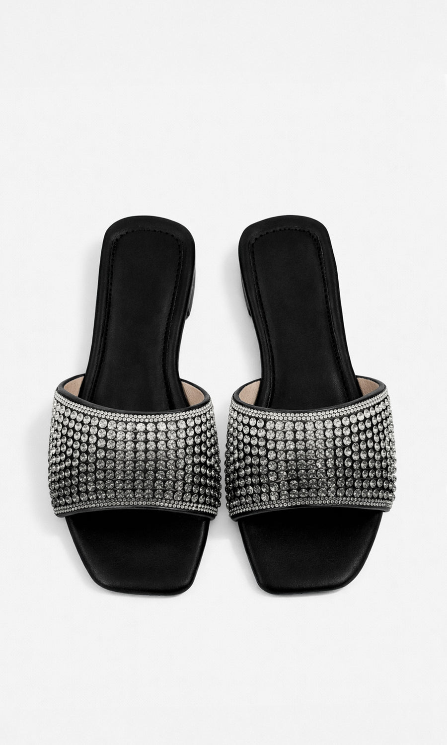 BELLINI OUTFIT PARA USAR AL AIRE LIBRE COMBINANDO CON VESTIDO CAFE CON SANDALIAS NEGRAS DE PISO Y BOLSO DE RAFIA