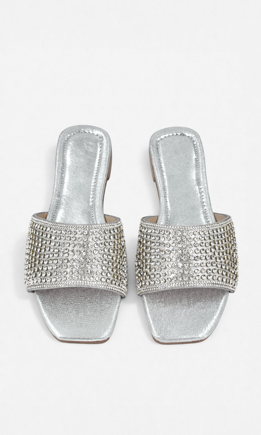 BELLINI LOOK DE DIA PARA USAR EN PRIMAVERA-VERANO COMBINANDO FALDA BLANCA  Y SANDALIAS PLATEADAS DE PISO