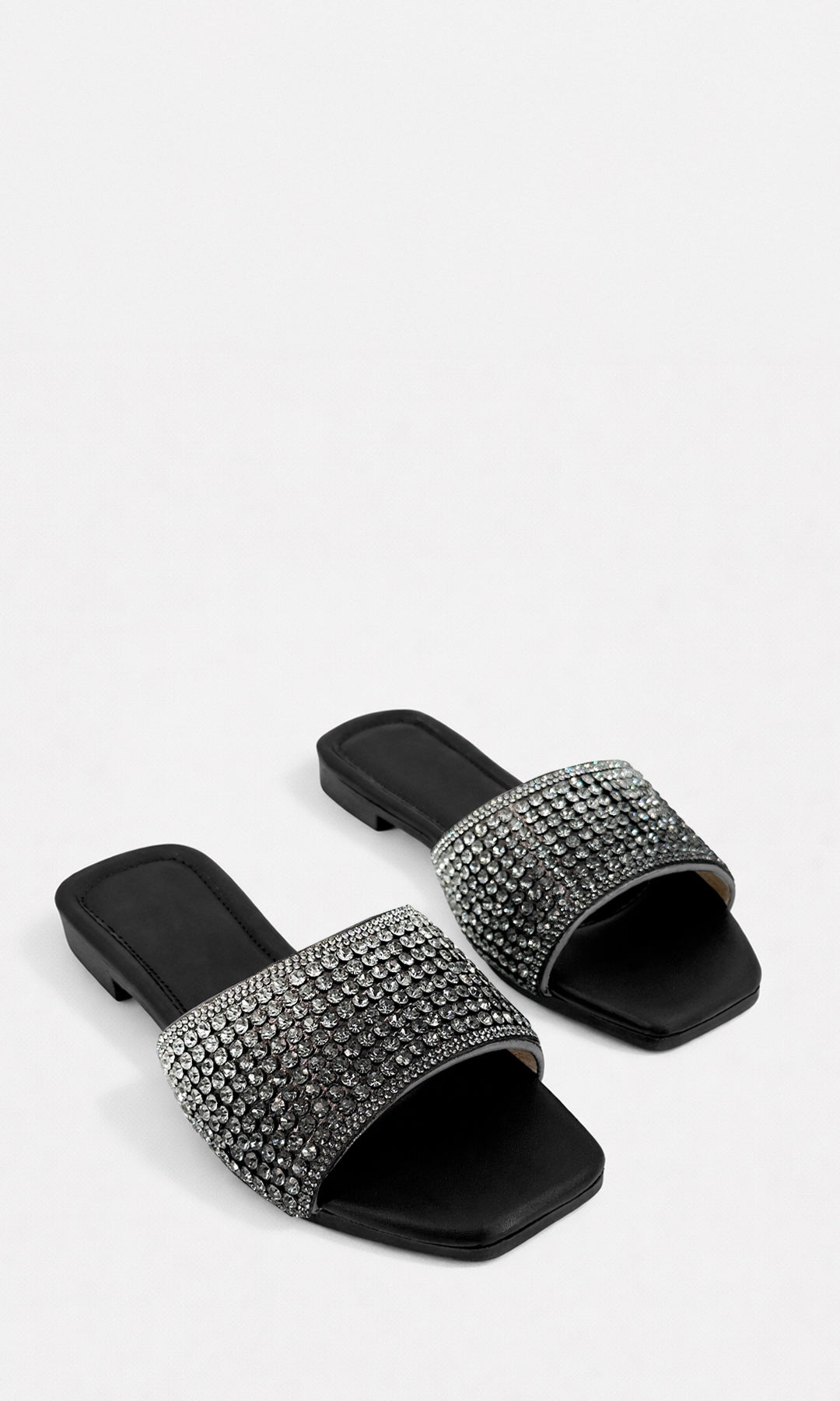 BELLINI SANDALIAS NEGRAS DE PUNTA CUADRADA ABIERTA CON BRILLOS EN STRAP ARRIBA DE LOS DEDOS CUBIERTO DE BRILLOS Y DISEÑO SLIP ON PARA USAR EN LA PLAYA