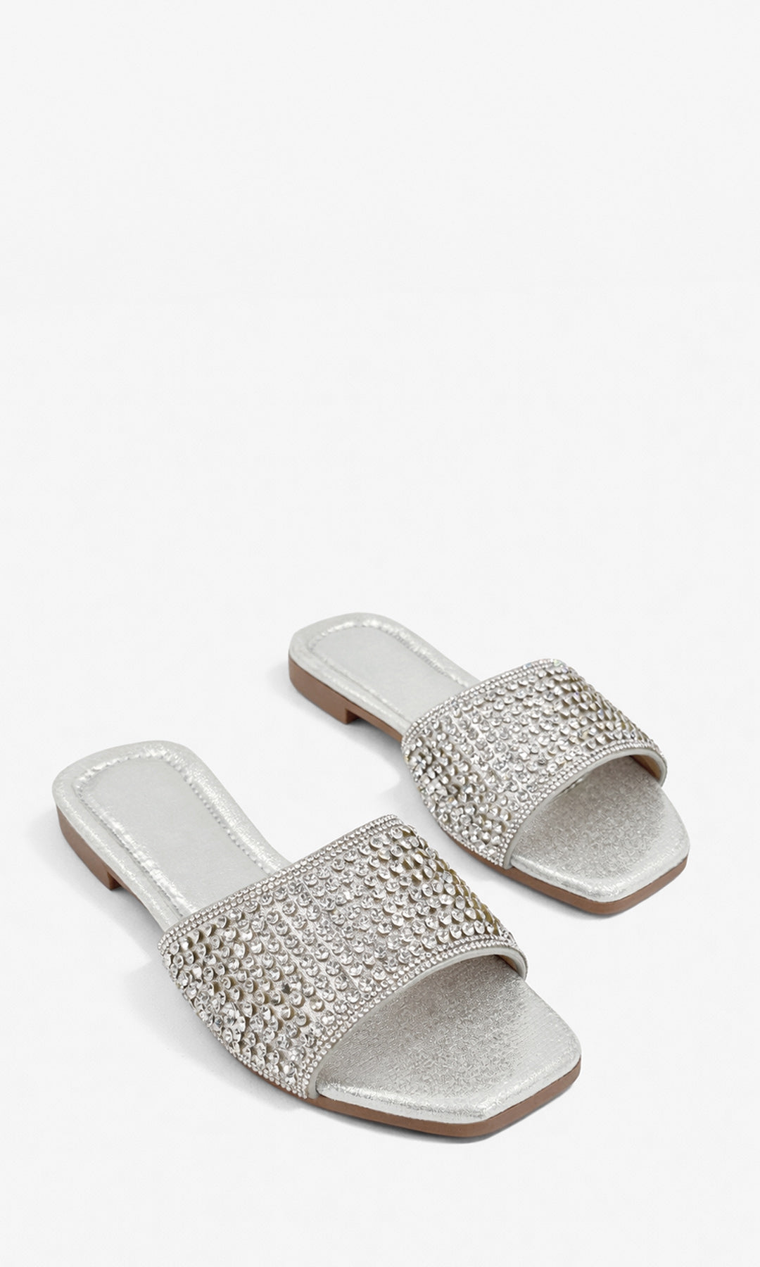 BELLINI SANDALIAS DE PISO PLATEADAS CONFECCIONADAS EN TELA METÁLICA CON BRILLOS EN CINTA GRUESO ARRIBA DE LOS DEDOS Y PUNTA CUADRADA ABIERTA PARA MUJER