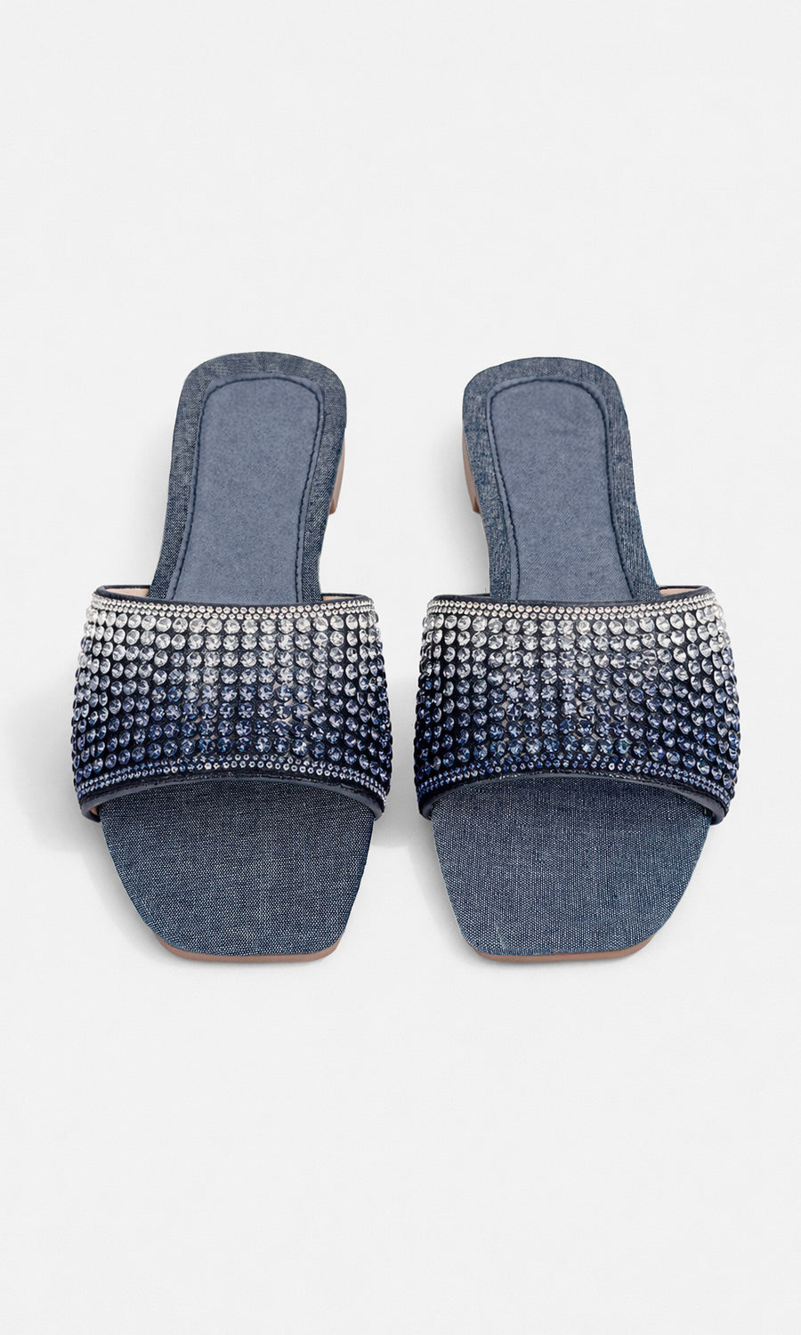 BELLINI CHICA COMBINA SANDALIAS AZUL MEZCLILLA CON SHORT CORTO Y BLUSA BLANCA BOHEMIA PARA VERSE CASUAL-CHIC EN DATES CON AMIGAS