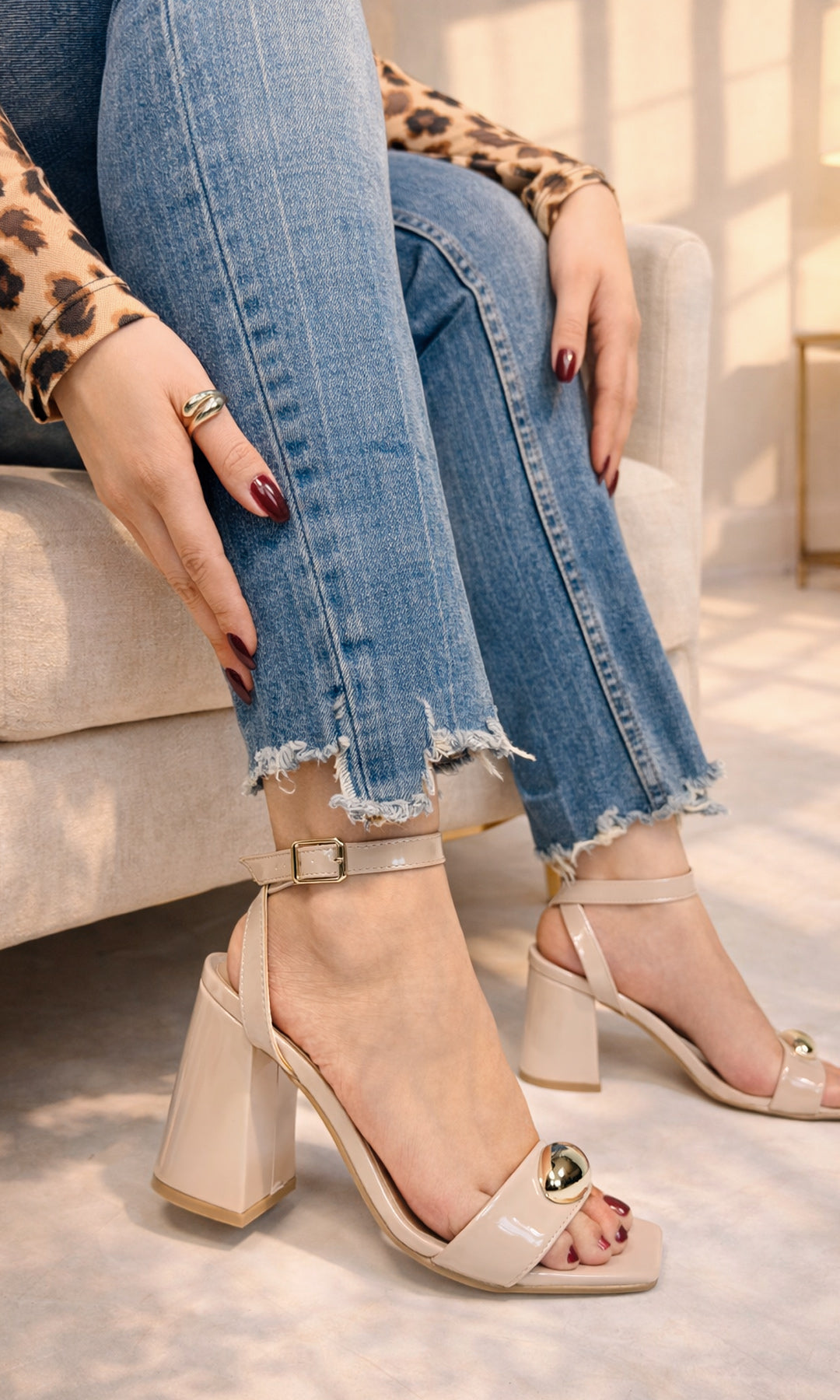 BELVIOR LOOK CASUAL-CHIC COMBINANDO SKINNY JEANS CON ZAPATILLAS NUDE CHAROL DE TACON CUADRADO Y BLUSA CON ESTAMPADO DE LEOPARDO