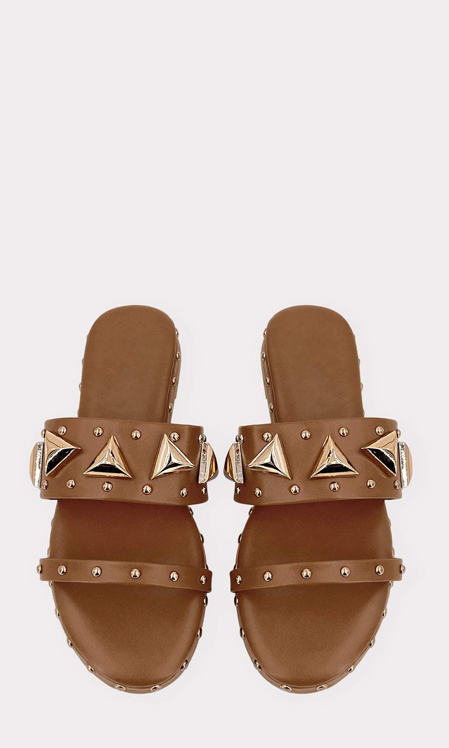 BETHANY COMO USAR SANDALIAS ABIERTAS CON ESTOPEROLES CON VESTIDO LARGO COLOR CAMEL EN PRIMAVERA DURANTE EL DIA 