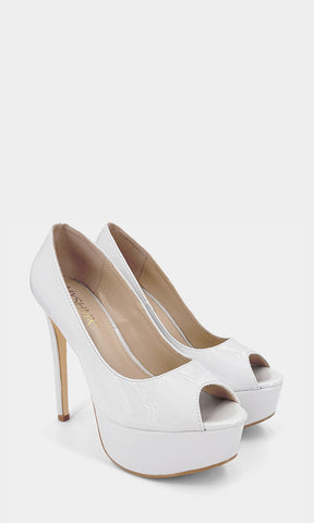 BETTY ZAPATILLAS BLANCAS ACABADO DE CHAROL CON TERMINACION PEEP TOE PARA MUJER Y TACON ALTO DE AGUJA 13.5 CM CON PLATAFORMA 4 CM 