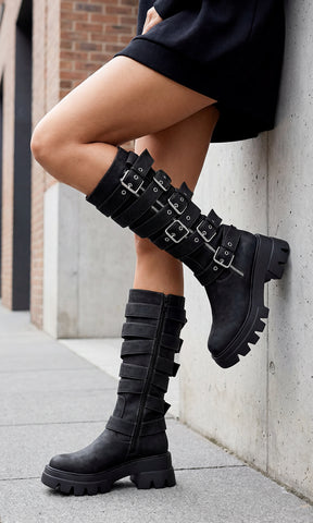 BIKER CHICA USA BOTAS BIKER NEGRAS CON SUELA TRACK Y SUDADERA OVERSIZE PARA LUCIR TRENDY EN SALIDAS CON AMIGAS