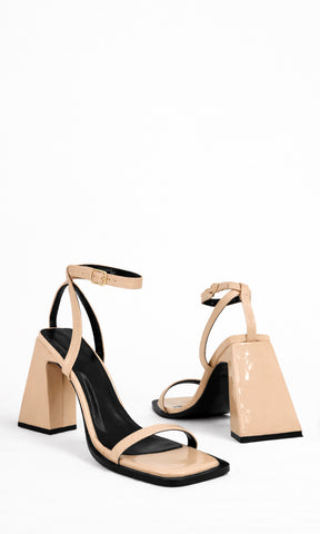 BOLD ZAPATILLAS COLOR NUDE DE CHAROL CON DETALLES EN COLOR NEGRO Y HEBILLA EN CINTA TOBILLERA CON TACON DE 9.5 CM PARA MUJER