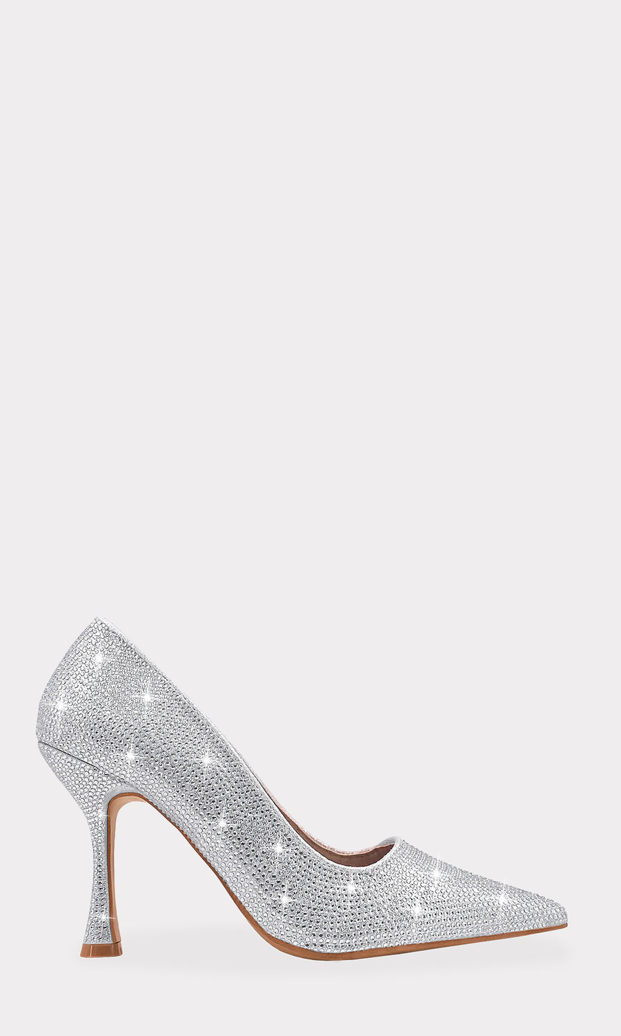 BRIANNA CHICA COMBINA STILETTOS PLATEADOS DE BRILLOS CON FALDA NEGRA ASIMETRICA Y BLUSA BLUSH DE MANGA LARGA CON ANKLETS
