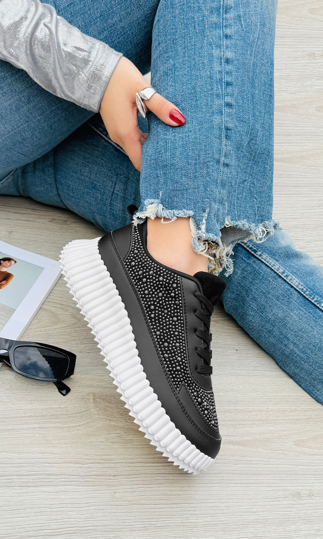 BRIGITTE LOOK CASUAL PARA USAR EN DATES AL AIRE LIBRE COMBINANDO PANTALONES DE MEZCLILLA CON BLUSA METALICA Y SNEAKERS PLATEADOS