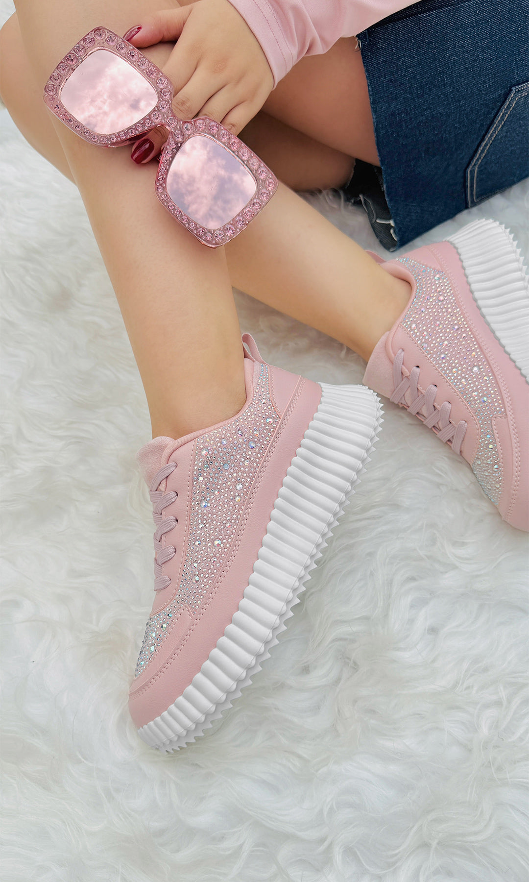 BRIGITTE MODELO LUCE TENIS ROSAS CON BRILLOS A JUEGO DE FALDA CORTA DE MEZCLILLA Y BLUSA BLUSH PARA VERSE FASHION