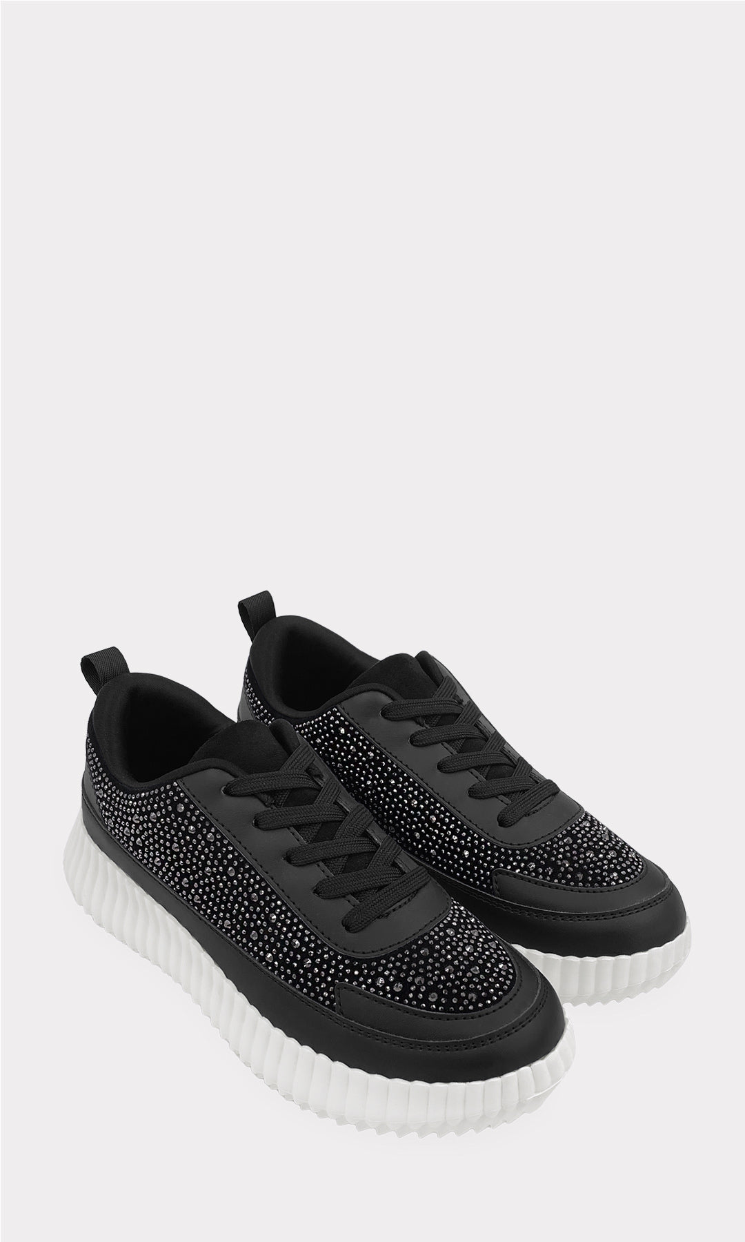 BRIGITTE SNEAKERS NEGROS CON BRILLO AL FRENTE CONFECCIONADOS EN VINIPIEL CON SUELA DENTADA DE 4 CM Y AGUJETA TEXTIL SOBRE EL EMPEINE PARA MUJER 