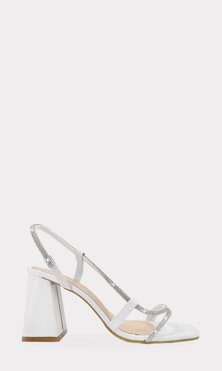 BRILLIANT OUTFIT PARA USAR EN MI GRADUACION LUCIENDO ZAPATILLAS BLANCAS DE BRILLOS Y VESTIDO LARGO CON BOLSO PLATEADO