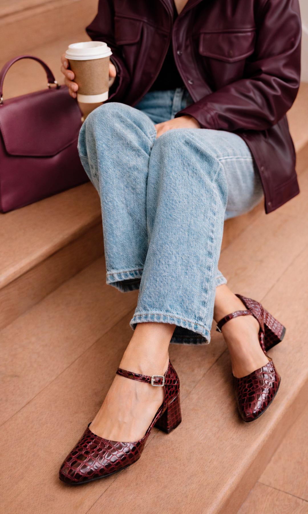 BRISEIDA LOOK PARA USAR EN LA UNIVERSIDAD COMBINANDO ZAPATOS DE TACON CUADRADO COLOR VINO CON JEANS Y CAZADORA ENCIMA DE BLUSA 
