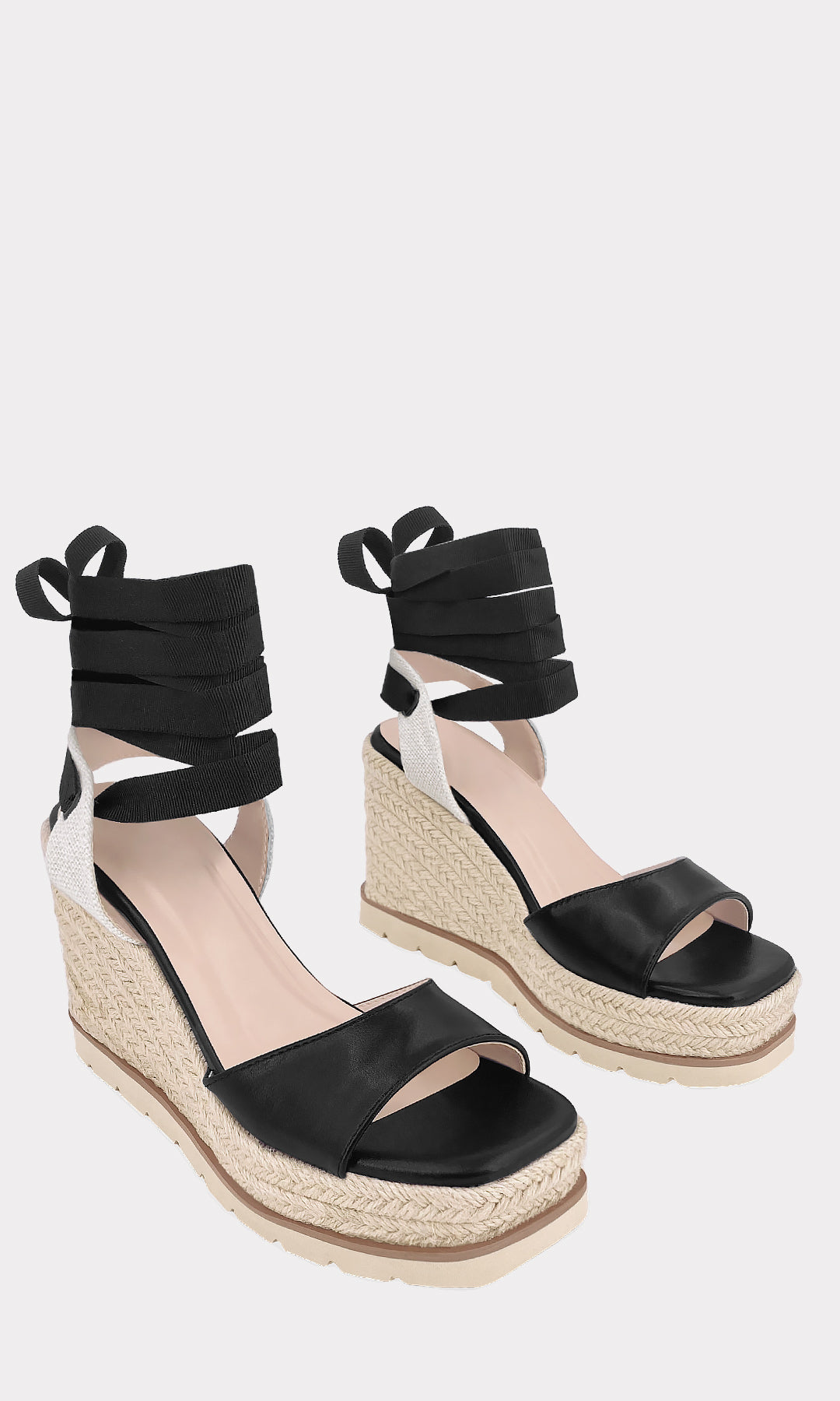 BRISSIA ZAPATILLAS NEGRAS DE TACON CORRIDO HECHO EN YUTE DE 10 CM CON TERMINACION SEMI CUADRADA Y LACE-UP CONFECCIONADO EN TELA TEXTIL PARA MUJER