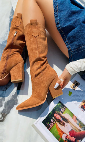 BRONCO LOOK VAQUERO PARA IR A FESTIVALES DE MUSICA LUCIENDO KNEE HIGH BOOTS COLOR CAMEL Y FALDA DE MEZCLILLA CON BLUSA BLANCA 