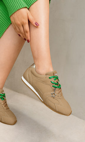 BROOKE CHICA POSA EN LA CALLE TENIS PLANOS COLOR CAMEL CON VESTIDO VERDE DE MANGA LARGA PARA VERSE CASUAL-CHIC