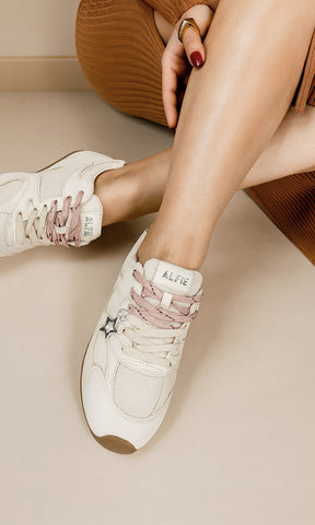 BROOKE COMO COMBINAR TENIS BLANCO MARFIL CON VESTIDO CAFE ENTALLADO Y DE ABERTURA EN PIERNA PARA VERSE LINDA EN CITAS