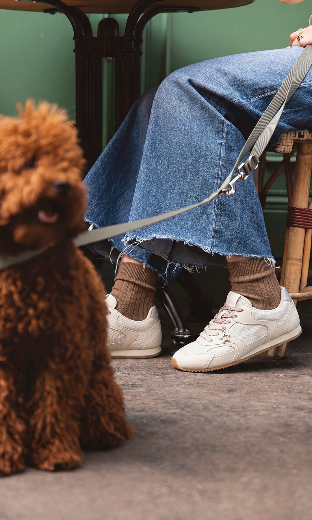 BROOKE LOOK PARA USAR EN BRUNCH CON AMIGAS LUCIENDO SNEAKERS BLANCOS CON CALCETAS CAFES Y MOM JEANS CON TOP 