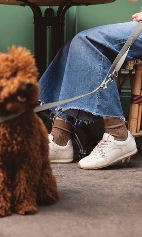 BROOKE LOOK PARA USAR EN BRUNCH CON AMIGAS LUCIENDO SNEAKERS BLANCOS CON CALCETAS CAFES Y MOM JEANS CON TOP 