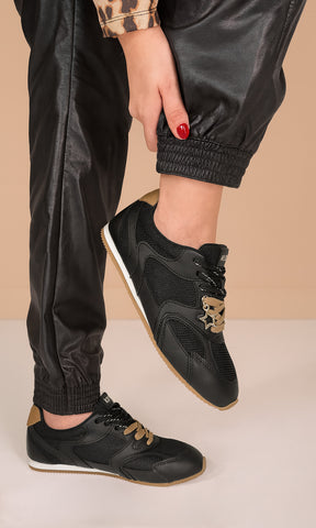 BROOKE LOOK PARA USAR EN SALIDAS CASUALES COMBINANDO PANTALONES TIPO JOGGER CON BLUSA ANIMAL PRINT Y SNEAKERS NEGROS