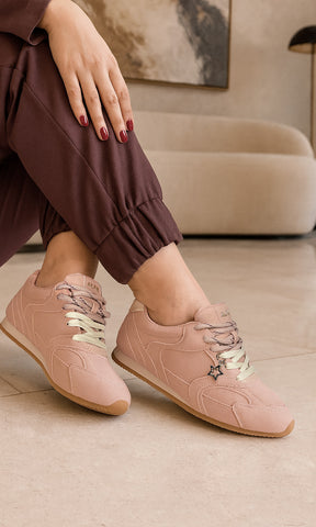 BROOKE MODELO POSA TENIS ROSAS DE SUELA PLANA CON PANTALON CAFE Y BLUSA DEL MISMO TONO PARA VERSE CHIC EN DIAS SOLEADOS