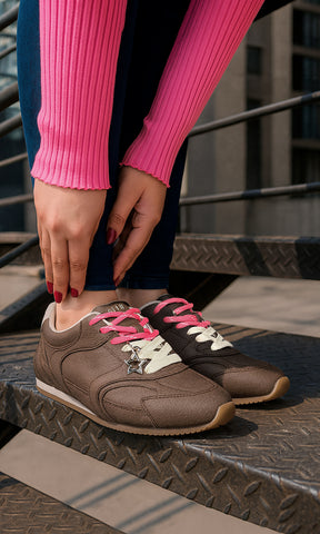 BROOKE STREET STYLE LOOK COMBINANDO TENIS COLOR CAFE CON SKINNY JEANS AZUL MARINO Y BLUSA ROSA DE MANGA LARGA