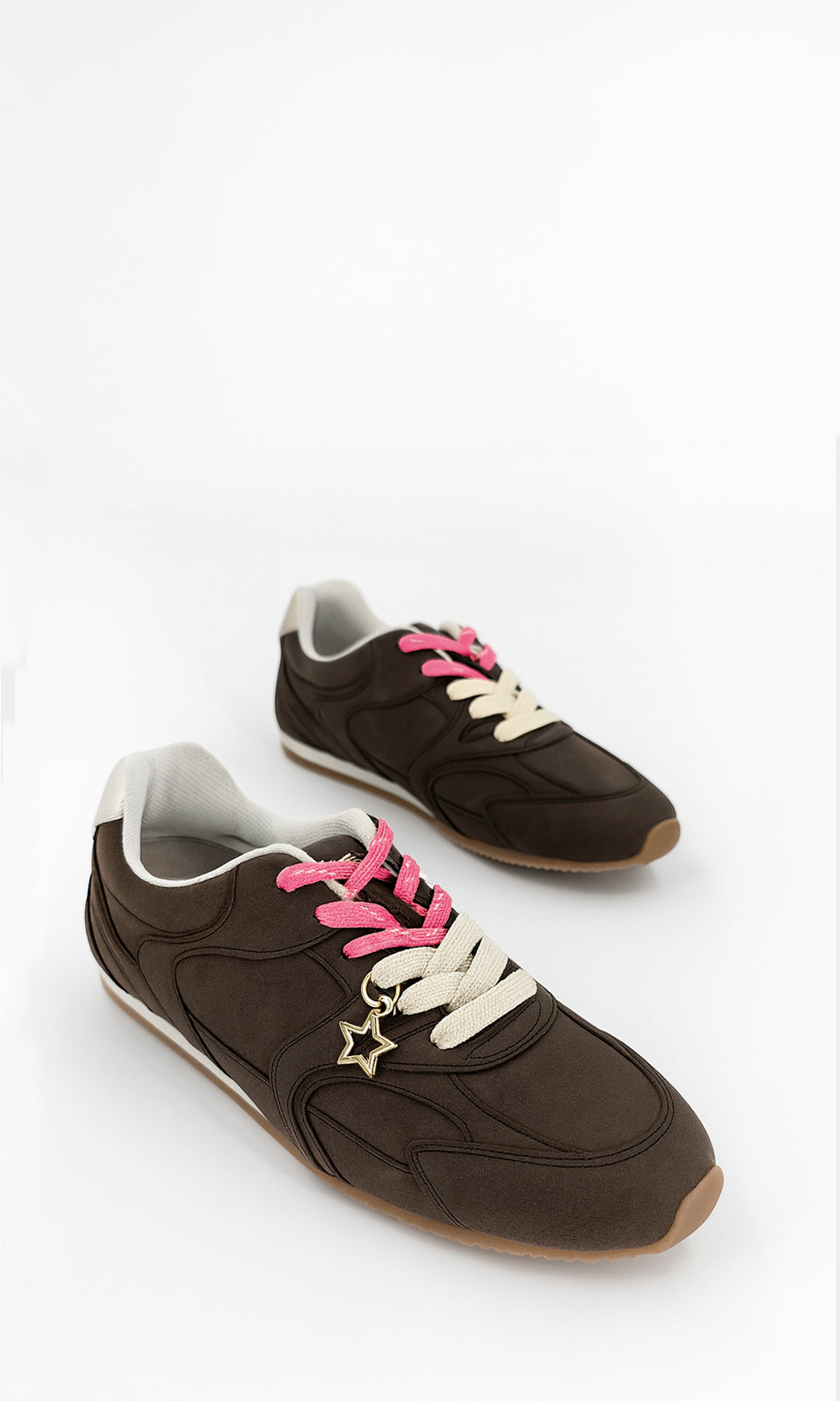 BROOKE TENIS TIPO MIU MIU COLOR CAFE CONFECCIONADOS EN NUBOCK CON SUELA PLANA DE 1.5 CM Y PUNTA REDONDA CON AGUJETAS AJUSTABLES AL FRENTE