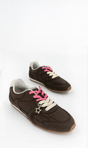 BROOKE TENIS TIPO MIU MIU COLOR CAFE CONFECCIONADOS EN NUBOCK CON SUELA PLANA DE 1.5 CM Y PUNTA REDONDA CON AGUJETAS AJUSTABLES AL FRENTE