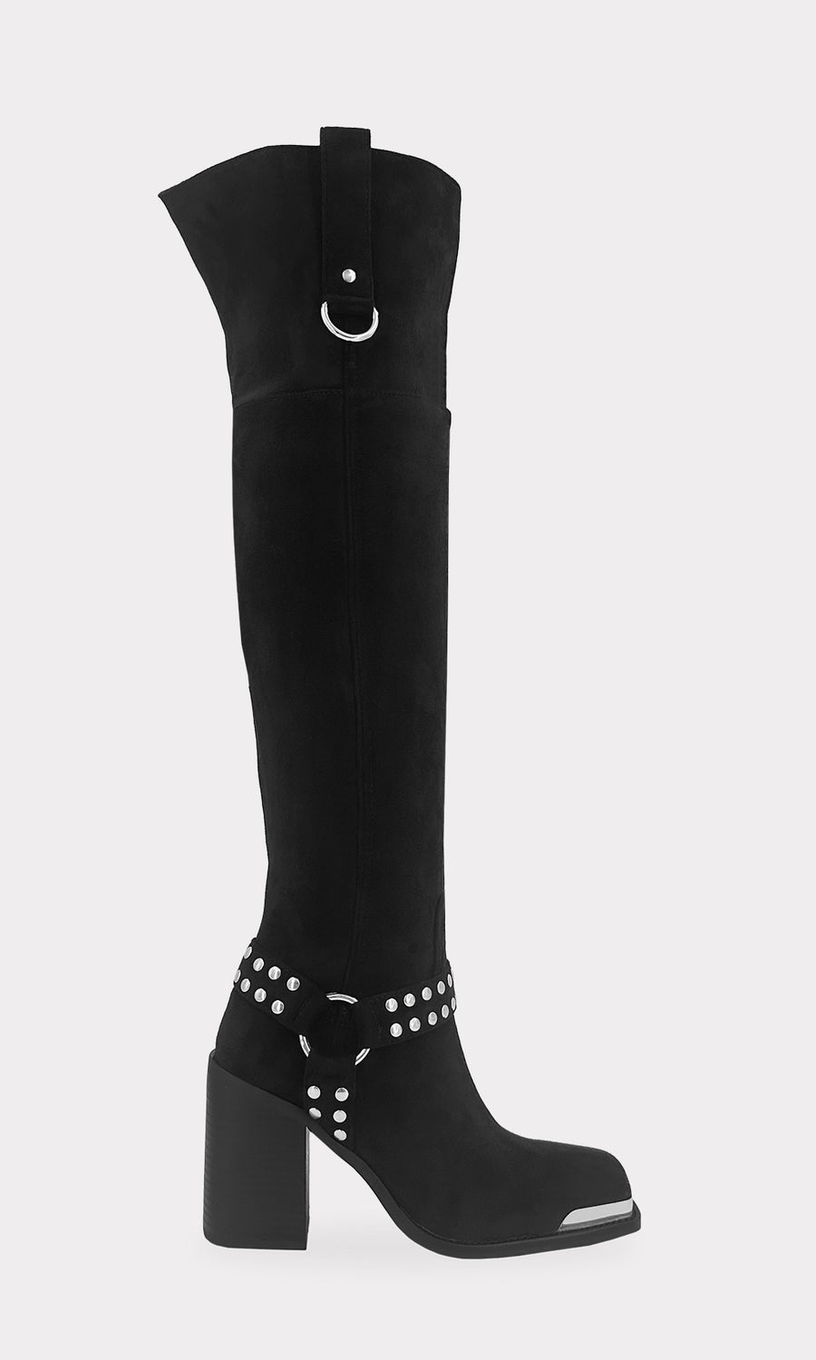 BUFFALO MODELO POSA SENTADA SOBRE SILLA METALICA BOTAS ALTAS DE GAMUZA NEGRAS CON FALDA ANIMAL PRINT PARA LLEVAR DE NOCHE