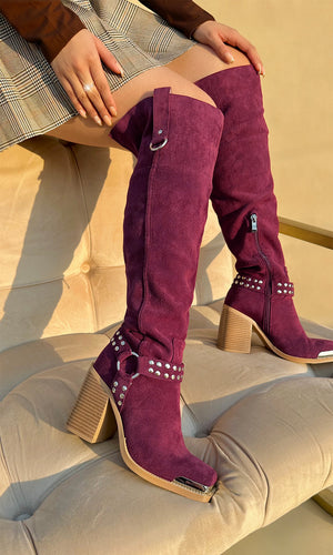BUFFALO COMO COMBINAR BOTAS BIKER ALTAS COLOR VINO DE TACON CUADRADO CON FALDA CORTA DE CUADROS Y BLUSA CAFE DE MANGA LARGA