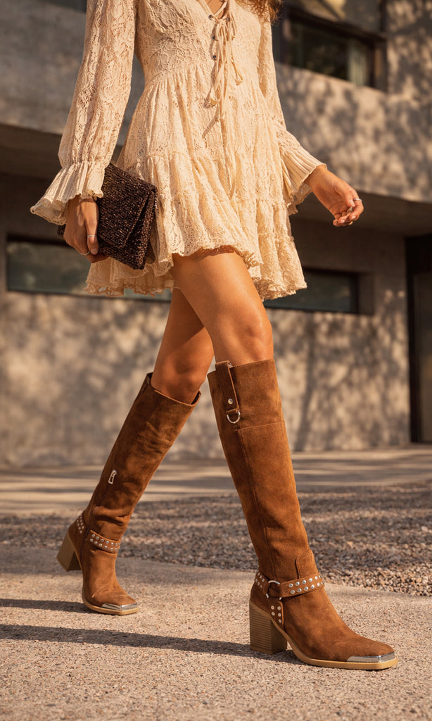 BUFFALO OUTFIT BOHEMIO COMBINANDO VESTIDO CORTO COLOR BLANCO MARFIL CON BOTAS CAMEL DE TACON CUADRADO Y CARTERA DE MANO 