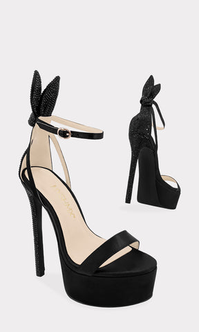 BUNNY HEELS HECHOS DE SATIN NEGRO CON PLATAFORMA SEMI PUNTIAGUDA DE 4 CM Y STRAP ARRIBA DE LOS DEDOS PARA MUJER SEXY