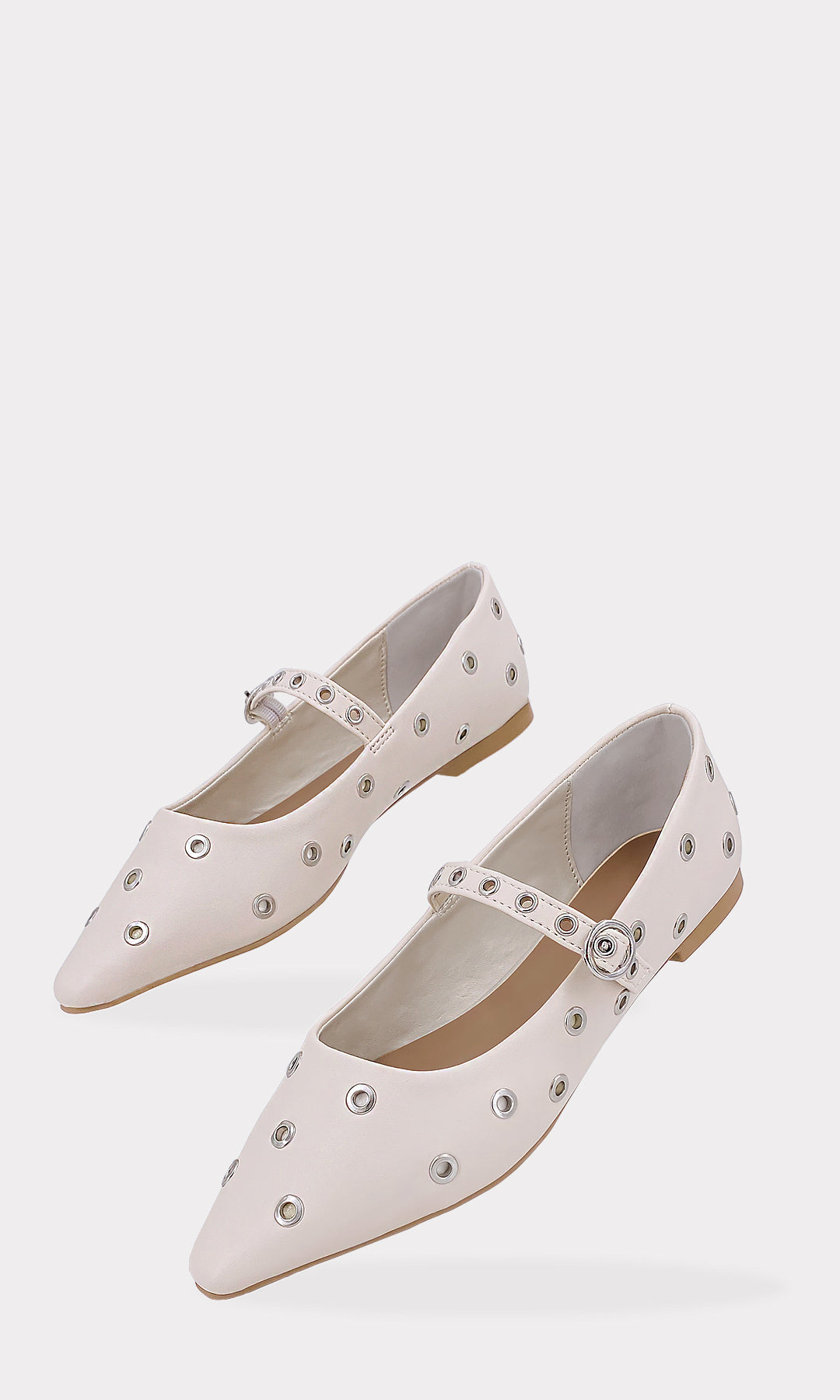 CAIRO ZAPATOS DE PISO BLANCO MARFIL CON TACON DE 1 CM CONFECCIONADAS EN VINIPIEL CON HEBILLA REDONDA EN CINTA DELGADA SOBRE EL EMPEINE Y OJILLOS PLATEADOS