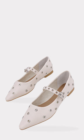 CAIRO ZAPATOS DE PISO BLANCO MARFIL CON TACON DE 1 CM CONFECCIONADAS EN VINIPIEL CON HEBILLA REDONDA EN CINTA DELGADA SOBRE EL EMPEINE Y OJILLOS PLATEADOS