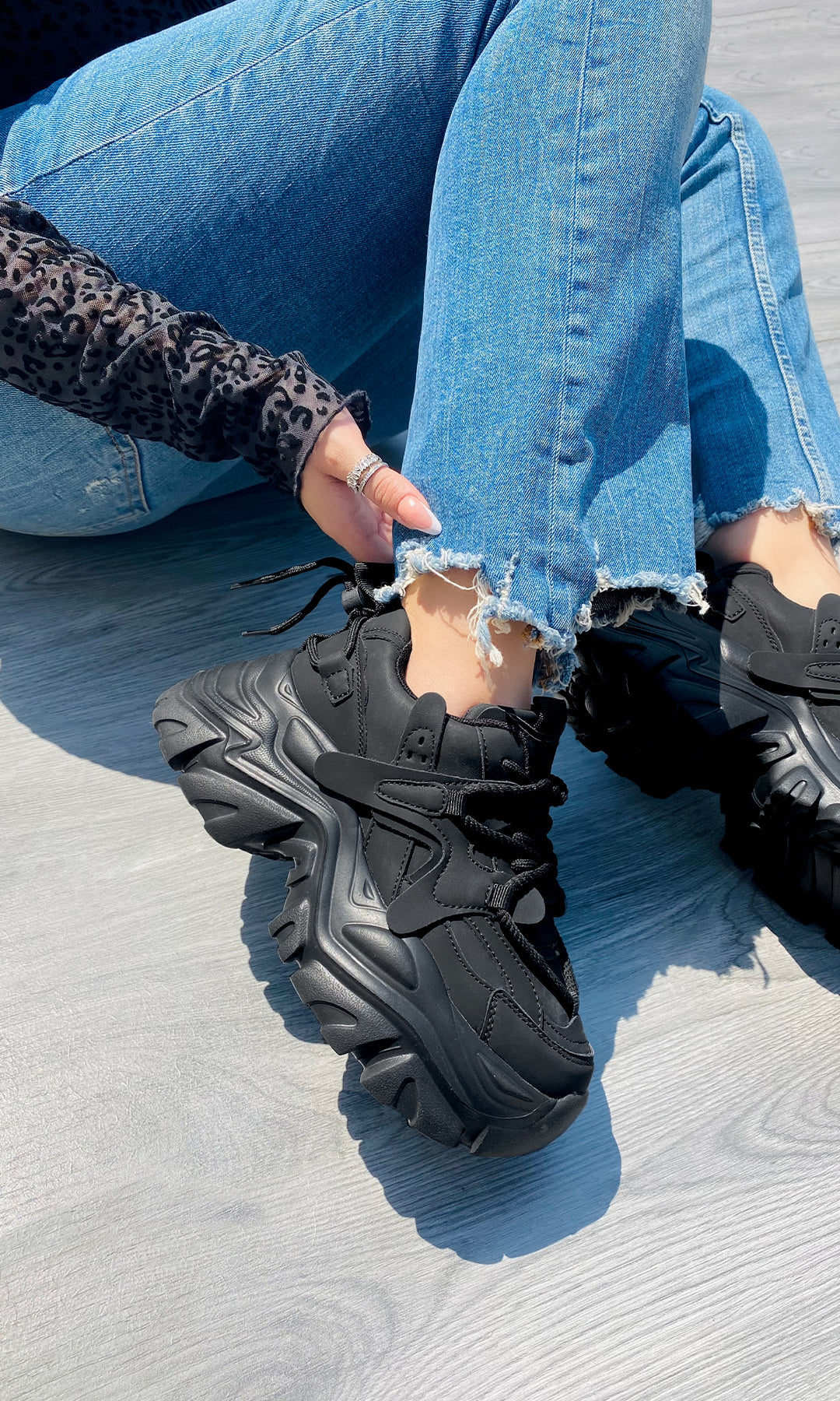 Outfits Con Pantalón Ancho Y Tenis Blusa Pantalon Negro Ancho Con