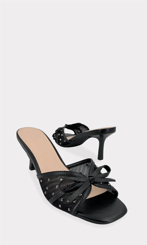 CAMELIA ZAPATILLAS NEGRAS ABIERTAS DE VINIPIEL CON MOÑO Y BRILLOS EN STRAP ANCHO ARRIBA DE LOS DEDOS CON TACON DELGADO DE 7 CM PARA MUJER