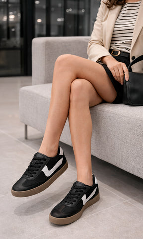 CAMERON LOOK SEMI FORMAL COMBINANDO FALDA SHORT CON SACO COLOR ARENA ENCIMA DE PLAYERA BLANCA CON RAYAS Y SNEAKERS NEGROS