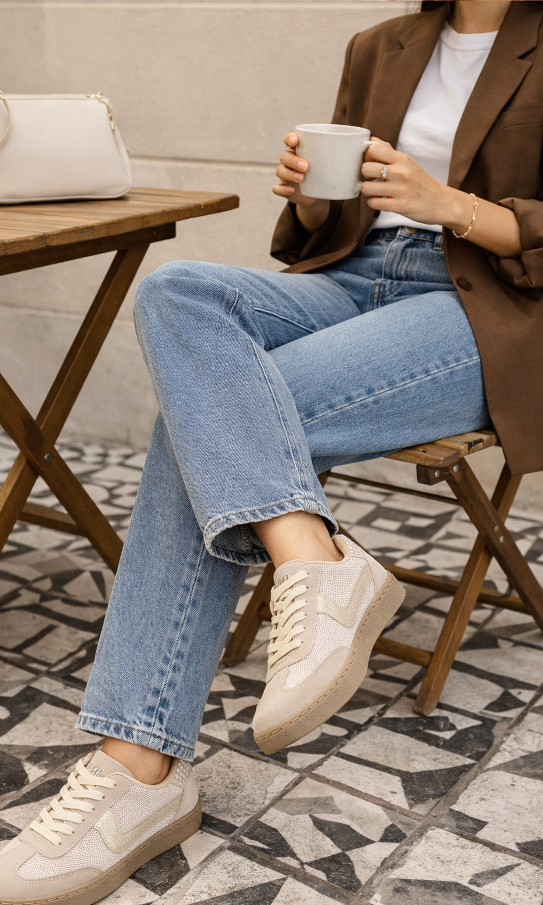 CAMERON LOOK PARA USAR EN OFICINA CON PANTALON DE MEZCLILLA Y BLAZER CAFE ENCIMA DE PLAYERA BLANCA A JUEGO CON BOLSO PEQUEÑO