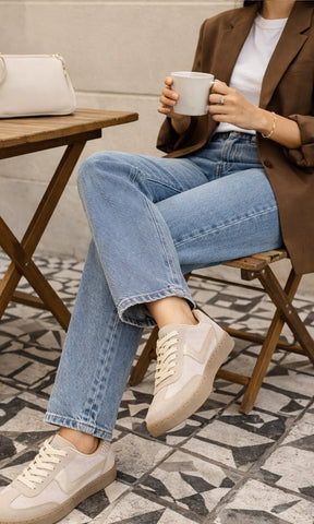 CAMERON LOOK PARA USAR EN OFICINA CON PANTALON DE MEZCLILLA Y BLAZER CAFE ENCIMA DE PLAYERA BLANCA A JUEGO CON BOLSO PEQUEÑO