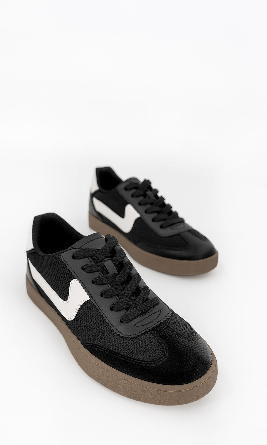 CAMERON SNEAKERS NEGROS UNISEX PARA USO DIARIO CON DETALLES BLANCOS A LOS COSTADOS Y SUELA CAFÉ DE GOMA DE 2 CM CON AGUJETAS AJUSTABLES AL FRENTE 