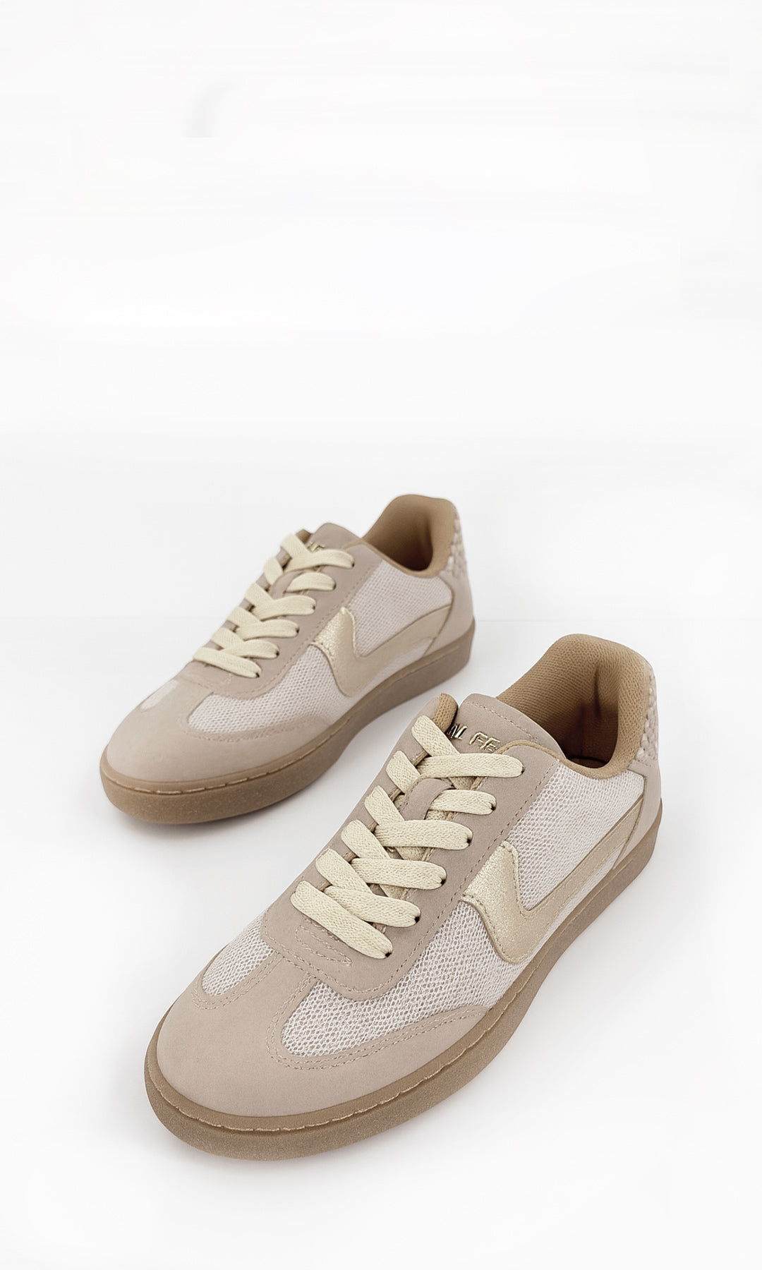 CAMERON TENIS COLOR NUDE DE PUNTA REDONDA CONFECCIONADOS EN MULTITEXTURA Y DETALLES DORADOS EN LOS COSTADOS CON SUELA DE 2 CM PARA MUJER