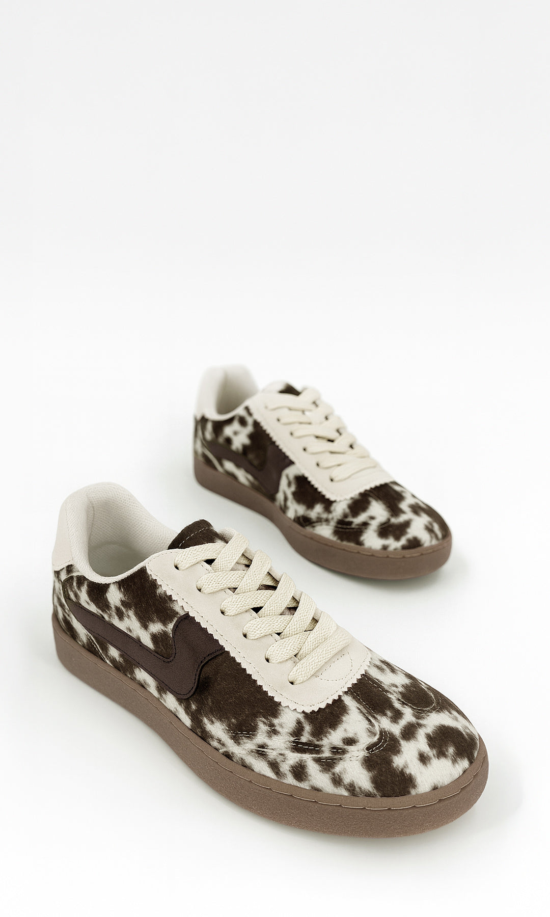 CAMERON TENIS CON ESTAMPADO DE VACA CONFECCIONADOS EN FELPA ESTAMPADA Y CORDONES GRUESOS DE ESTILO URBANO CON SUELA TIPO GUM DE COLOR CAFÉ
