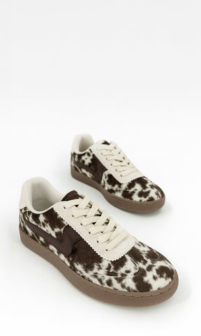 CAMERON TENIS CON ESTAMPADO DE VACA CONFECCIONADOS EN FELPA ESTAMPADA Y CORDONES GRUESOS DE ESTILO URBANO CON SUELA TIPO GUM DE COLOR CAFÉ