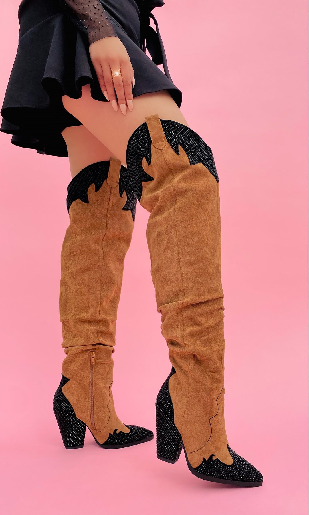 CARNIVAL BOTAS VAQUERAS COLOR CAMEL DE BRILLOS NEGROS EN TACON CUADRADO PARA COMBINAR CON FALDA CORTA Y BLUSA TIPO MESH 