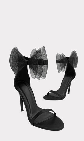 CAROLINE TACONES NEGROS DE AGUJA PARA MUJER CON MOÑO DE MALLA EN PULSERA TOBILLERA AJUSTABLE CONFECCIONADOS EN SATIN CON STRAP DELGADO AL FRENTE